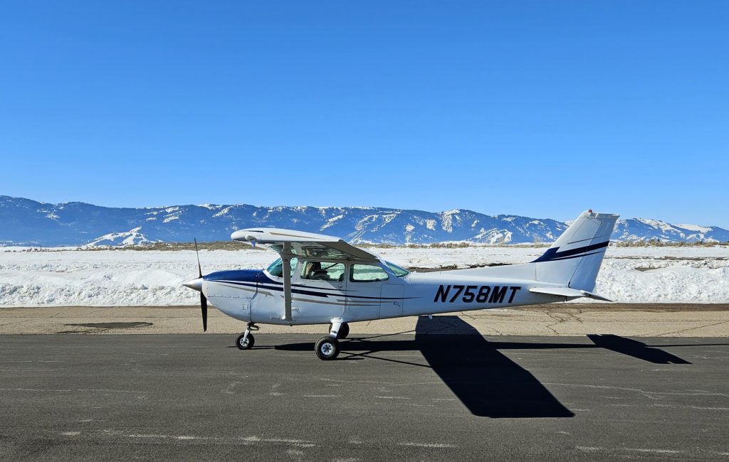 Axiom Aviation Cessna training aircraft on the ramp – Sport Pilot vs Private Pilot