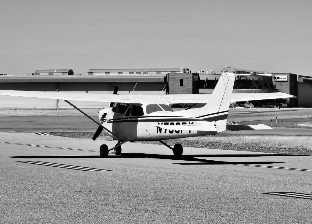 Axiom Aviation Cessna training aircraft on the ramp – Top Regional vs Major Airlines for Pilots